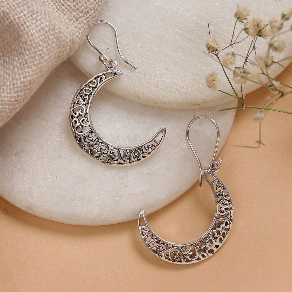 🌸3/$25 🆕 Silver Filigree Crescent Moon Dangle Earrings with Ornate Scrollwork